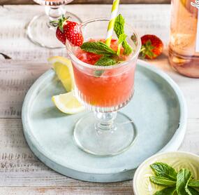 Sommerlicher Erdbeer-Wein-Slushie mit Minze