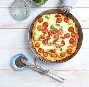 Low-Carb-Frittata mit Kirschtomaten und Mozzarella