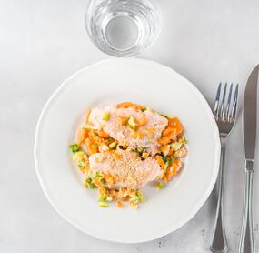 Gedämpfter Sesam-Lachs mit Karotten-Zucchini-Gemüse