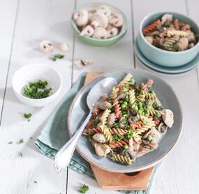 Gemüse-Hähnchen-Pfanne mit Nudeln