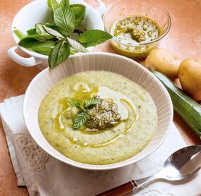 Gemüsesuppe mit Pesto