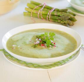 Grüne Spargelsuppe mit Radieschen