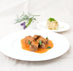 Kalbsgulasch mit Semmelknödeln