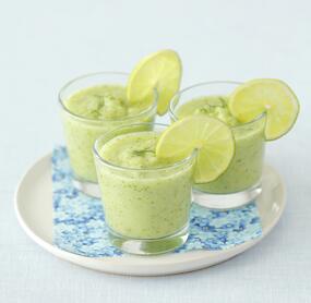 Kalte Gurken-Apfel-Suppe mit Limette