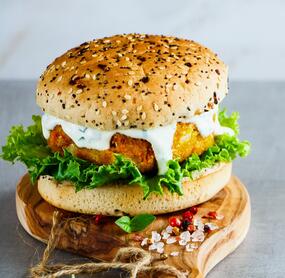Vegetarische Burger mit Karotten-Patties und Joghurtsoße