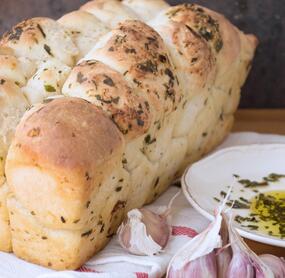 Knoblauch-Kräuterbrot mit Buttermilch
