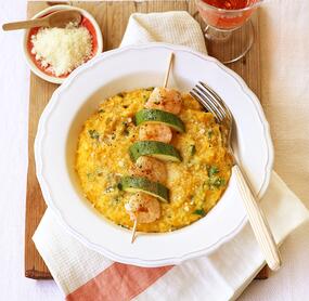 Kürbisrisotto mit Zucchini-Scampi-Spießen