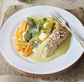 Lachs mit Gemüse und Currysoße