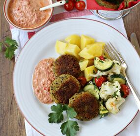 Linsenbratlinge mit Gemüse und Dip