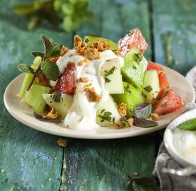 Melonensalat mit Joghurt und Amarettini