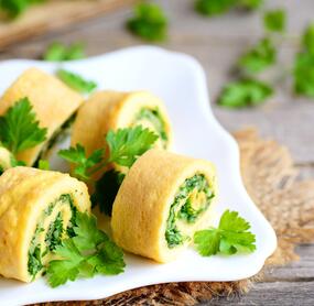 Omelett-Röllchen mit Ricotta-Kräuterfüllung