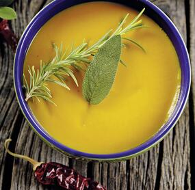 Paprikasuppe mit Kräutern