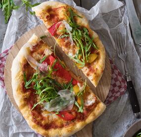 Pizza mit Paprika, Lardo und Rucola