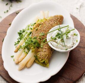 So schmeckt der Frühling: Bärlauch-Omelett mit Spargel