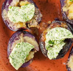 Gefüllte Zwiebeln mit Kräuterbutter