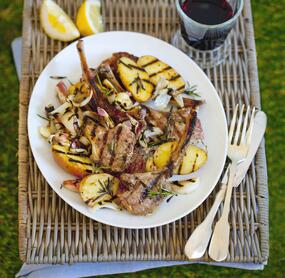 Gegrillte Lammkoteletts mit Kartoffeln, Zwiebeln und Rosmarin