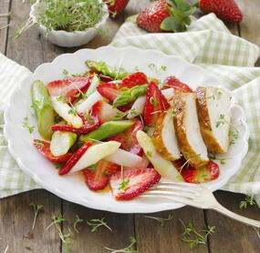 Erdbeer-Spargel-Salat mit Hähnchenbrust