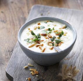 Parmesan-Joghurtdip mit Pinienkernen