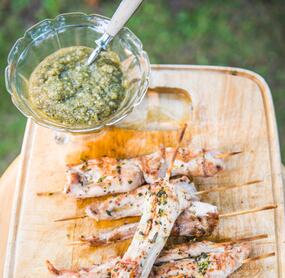 Putenspieße mit Kräuter-Mandel-Pesto