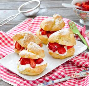 Sommerliche Windbeutel mit Erdbeeren