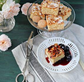 Amarettinikuchen mit Amarenakirschen