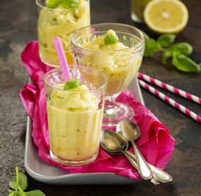 Aprikosen-Slush-Eis mit Basilikum