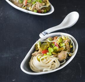Asia-Nudeln mit Gemüse und Schweinefleisch