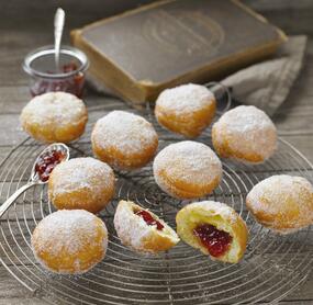 Berliner mit Pflaumenkonfitüre