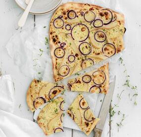 Knuspriger Flammkuchen mit Birne und Gorgonzola