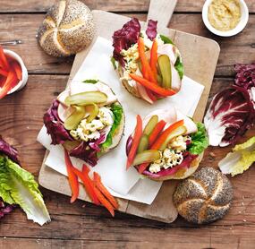 Brötchen mit Rührei, Radicchio und Mortadella