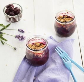 Warme Brombeeren mit Dinkel-Crumble