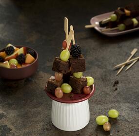 Bunte Brownie-Frucht-Spieße