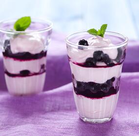 Campari-Creme mit Himbeeren und Heidelbeeren