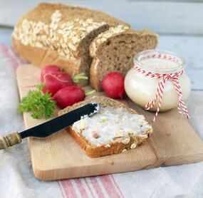 Dinkelvollkornbrot mit Zwiebelschmalz
