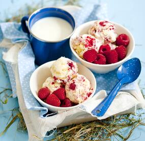 Joghurteis mit Himbeeren und Kekskrümeln