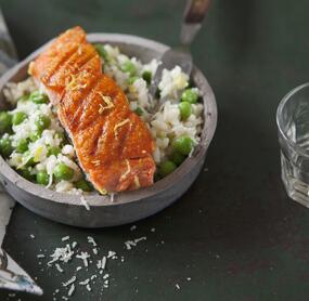 Erbsenrisotto mit gebratenem Lachs