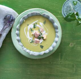 Erbsensuppe mit Lachs