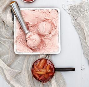 Erdbeer-Schmand-Eis mit Rhabarberkompott