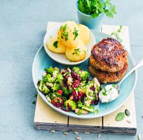 Frikadellen mit Brokkolisalat und Pellkartoffeln
