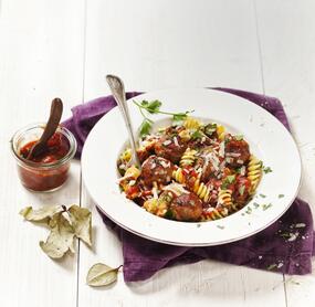 Fusilli mit Hackbällchen in Tomatensoße