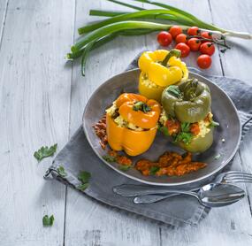Mit Hirse gefüllte Paprika