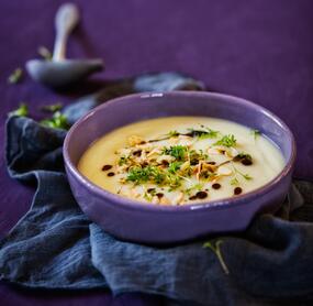 Gemüsesuppe mit Mandeln und Kresse