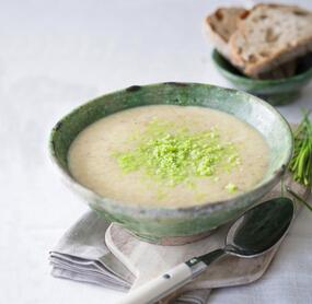 Gemüsesuppe mit Schinken und Käse