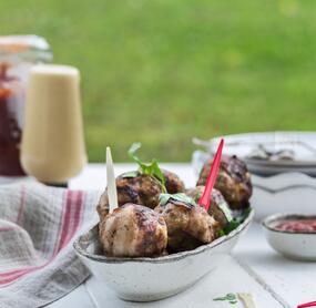 Hackbällchen mit Datteln und Speck