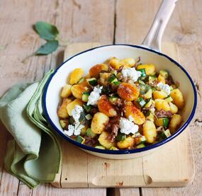 Hackpfanne mit Gnocchi und Schafskäse