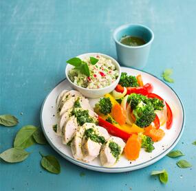 Hähnchenbrustfilet mit Gemüse und Salat