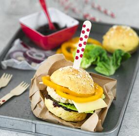 Haferflocken-Möhren-Buns mit Puten-Patties und Zwiebelchutney
