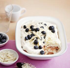 Heidelbeer-Tiramisu mit weißem Schokoladenkern