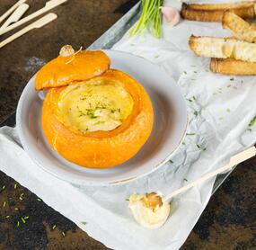 Käsefondue im Kürbis