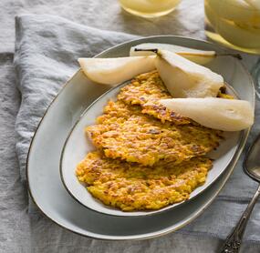 Karotten-Kartoffel-Rösti mit Birnenkompott